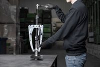 Съёмник трёхзахватный тяжёлый с качающимися регулируемыми по высоте захватами и гидравлическим шпинделем, ширина захвата до 300 мм, глубина 280 мм, KUKKO 206-1-B — фото 2