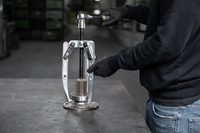 Съёмник трёхзахватный тяжёлый с комбинированной траверсой и качающимися регулируемыми по высоте захватами, ширина захвата до 120 мм, глубина 100 мм, KUKKO 207-00 — фото 2